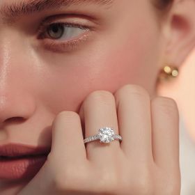 Imagem do produto Anel Moissanite Ponto de Luz 6,5MM com Aro Cravejado em Prata 925