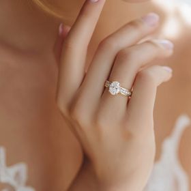 Imagem do produto Anel Moissanite Oval 8X6MM com Cravação no Aro em Prata 925 Folheado a Ouro 18K