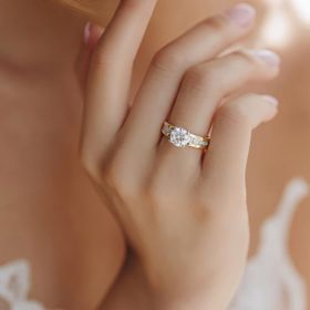 Imagem do produto Anel Ponto de Luz Moissanite com Navetes no Aro em Prata 925 Folheado a Ouro 18K