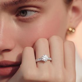 Imagem do produto Anel Moissanite Ponto de Luz 6 Garras com Cravação no Aro em Prata 925