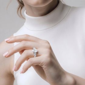 Imagem do produto Anel Moissanite Oval com Dois Pontos de Luz Cada Lado em Prata 925
