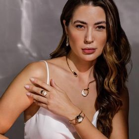 Imagem do produto Brinco Brisa Selenita com Curvas Orgânicas com Esmalte Preto Folheado a Ouro 18K