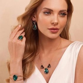 Imagem do produto Brinco Diva Gota Esmeralda Pendente com Base de Titânio Rutilo e Ametista Folheado a Ouro 18K