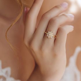 Imagem do produto Anel com Estrela Cravejada com Zircônias Ponto de Luz 2MM Aro Liso Folheado a Ouro 18K