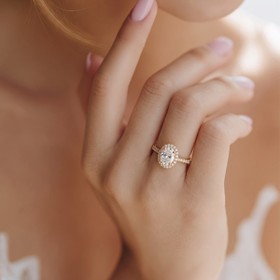 Imagem do produto Anel Sparkle Moissanite 2CT Solitário Oval com Cravação no Aro Folheado a Ouro 18K