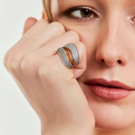 Imagem do produto Anel Medio Curvado Orgânico com Cravação de Zircônia 3 Linhas 9mm Folheado a Ouro 18K