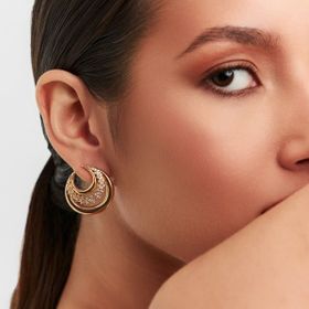 Imagem do produto Brinco Redondo Lua Cravejada e Lisa Vazado a Ouro 18K