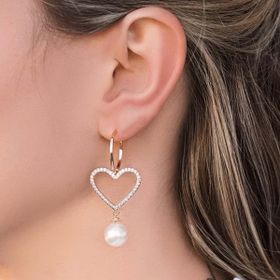 Imagem do produto Brinco Argola Stelle Pendentes de Coração Cravejado e Detalhes em Ródio e Pérola Folheado a Ouro 18k
