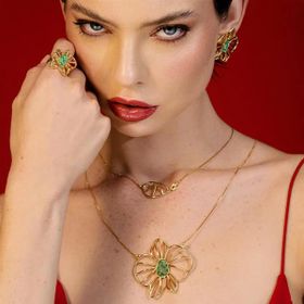 Imagem do produto Brinco Flora Esmeralda Oval Vazado Liso Folheado a Ouro 18K