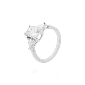 Imagem do produto Anel Sparkle Moissanite Retângulo Central 6X8MM Quatro Garras com Dois Triângulos 5X5MM em Prata 925