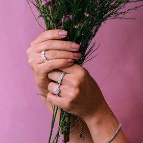Imagem do produto Anel Moissanite Solitário 5MM Halo e Cravação no Aro em Prata 925