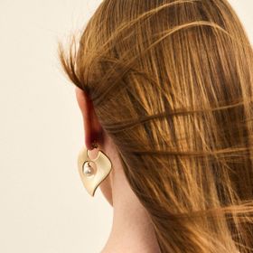 Imagem do produto Brinco Meia Argola Curvo Vazado Pérola Shell 10MM Folheado a Ouro 18K