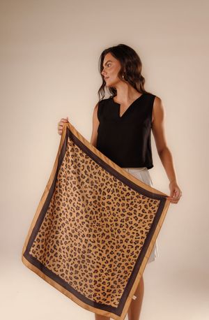 Lenço acetinado estampa leopardo animal print