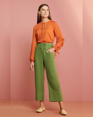 Calça Pantacourt com Ilhós