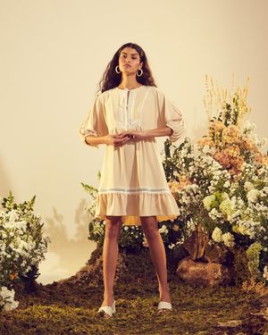 Vestido Curto com Aviamentos