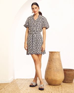 Vestido Curto de Laise com Botões