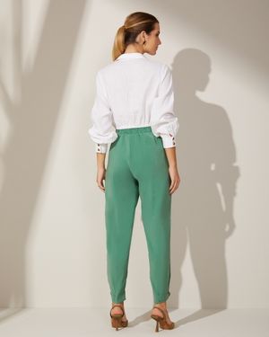 Calça com Cós Elástico e Bolsos na Frente