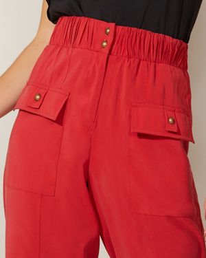Calça com Cós Elástico e Bolsos na Frente