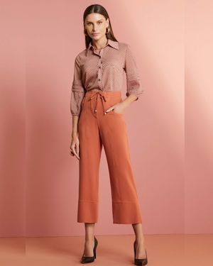 Calça Pantacourt com Ilhós
