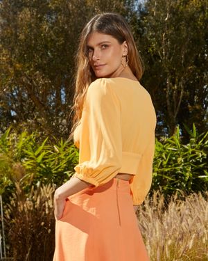 Blusa com Mangas Bufantes e Botões