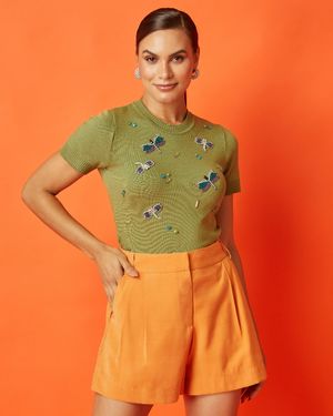 Short com Pregas na Frente e Bolsos Costas