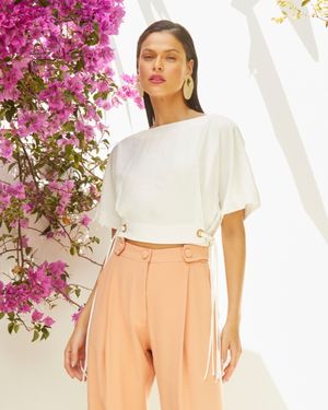 Blusa com Ilhós e Cadarços