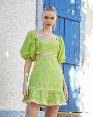 Vestido Curto de Laise com Recortes na Cintura