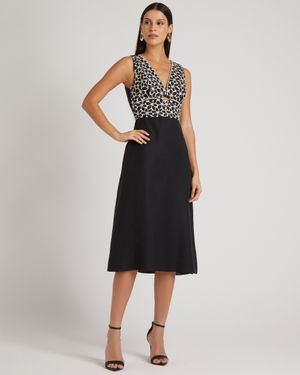 Vestido Midi de Linho com Busto Bordado