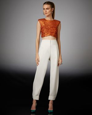 Calça Cenoura com Prega Lateral