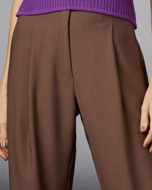 Calça Cenoura com Prega Lateral