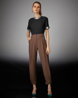 Calça Cenoura com Prega Lateral