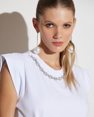 T-Shirt com Corrente no Decote