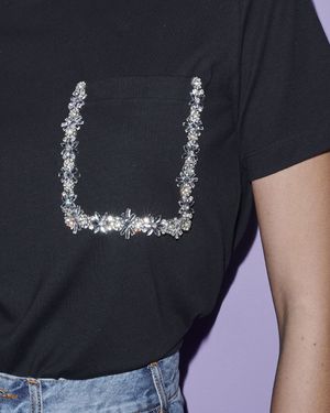 T-Shirt Bolso com Aplicação Flores