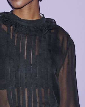 Camisa com Gola e Babados