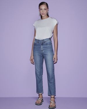 T-Shirt Pregas Detalhe Bordado Ombros