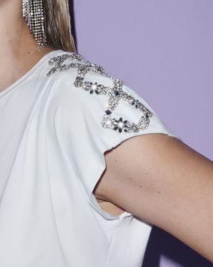 T-Shirt Pregas Detalhe Bordado Ombros