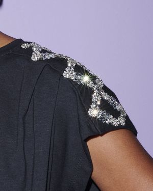 T-Shirt Pregas Detalhe Bordado Ombros