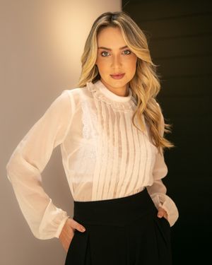Camisa com Gola e Babados