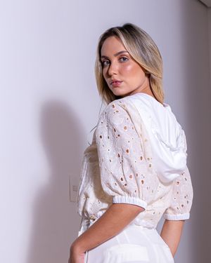 Blusa Laise Manga Curta com Capuz