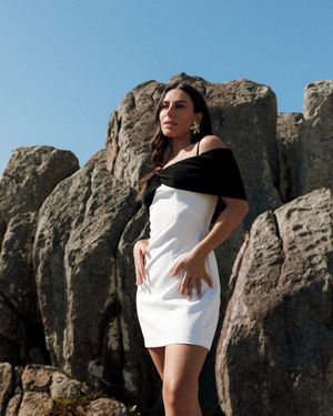Vestido Mini Bicolor Ombro a Ombro