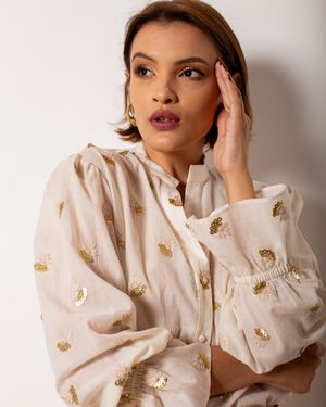 Blusa Bordada com Decote Aberto