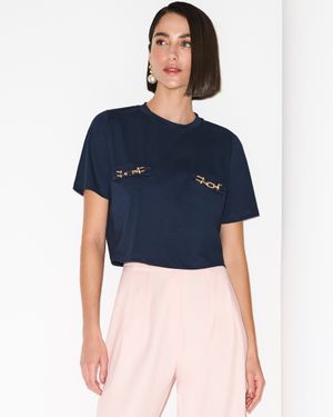 T - SHIRT COM DETALHE METAL
