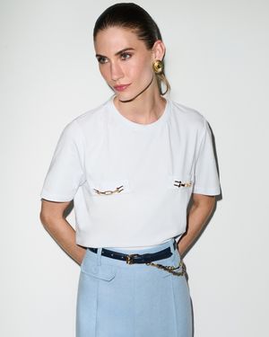 T - SHIRT COM DETALHE METAL
