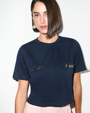 T - SHIRT COM DETALHE METAL