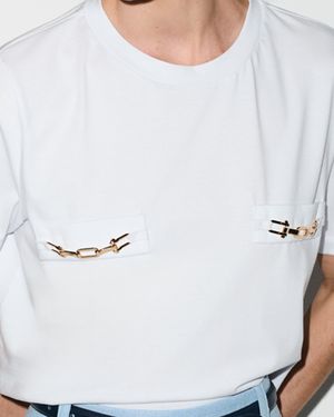 T - SHIRT COM DETALHE METAL