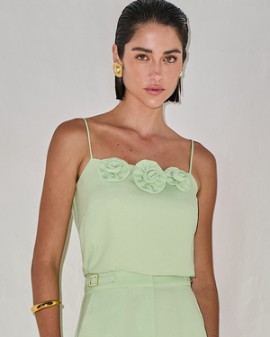TOP DE ALÇA COM APLICAÇÃO DE FLORES