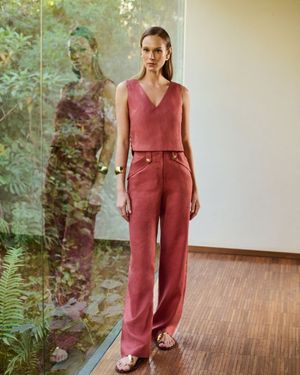 Calça com Detalhe Martingale e Botão 