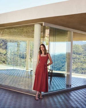Vestido Midi com Pespontos e Detalhe Lapela
