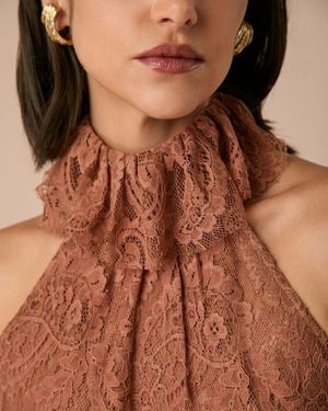 Blusa Renda com Gola e Cava Reta 