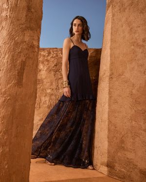 Vestido Corpo com Nervura e Saia Renda